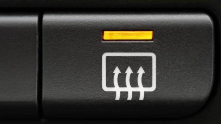 Θα σας λύσει τα χέρια: Ποια άγνωστη αλλά σωτήρια λειτουργία κρύβει ο διακόπτης του θερμαινόμενου παρμπρίζ