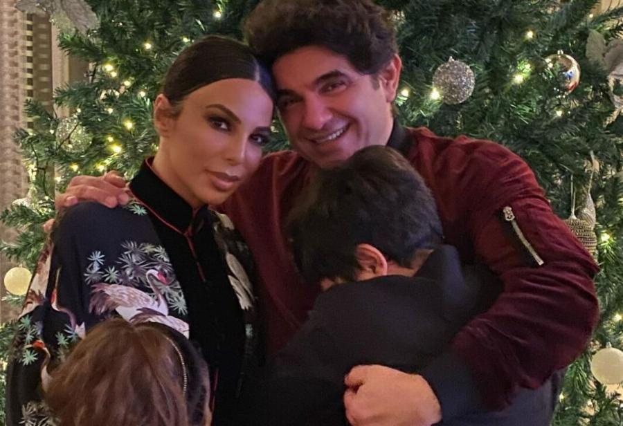 Στο κλίμα των Χριστουγέννων ο Νίκος Κουρκούλης με τη Κέλλυ Κελεκίδου: Στόλισαν το δέντρο τους μαζί με τα παιδιά τους