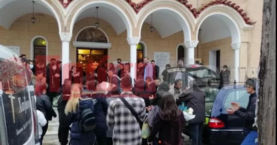 Πλέον βρίσκεται στη γειτονιά των αγγέλων: Σπαραγμός στην κηδεία του 5χρονου που πέθανε στη φωτιά στον Κολωνό