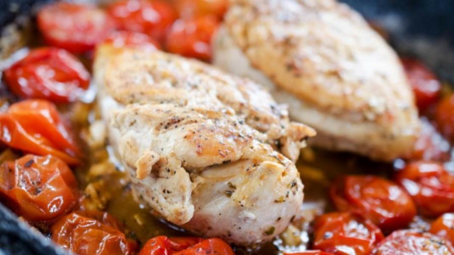 Τεράστιο ανθυγιεινό λάθος: Πότε γίνεται επικίνδυνο το κοτόπουυλο – Τι δεν πρέπει να κάνετε στο μαγείρεμα