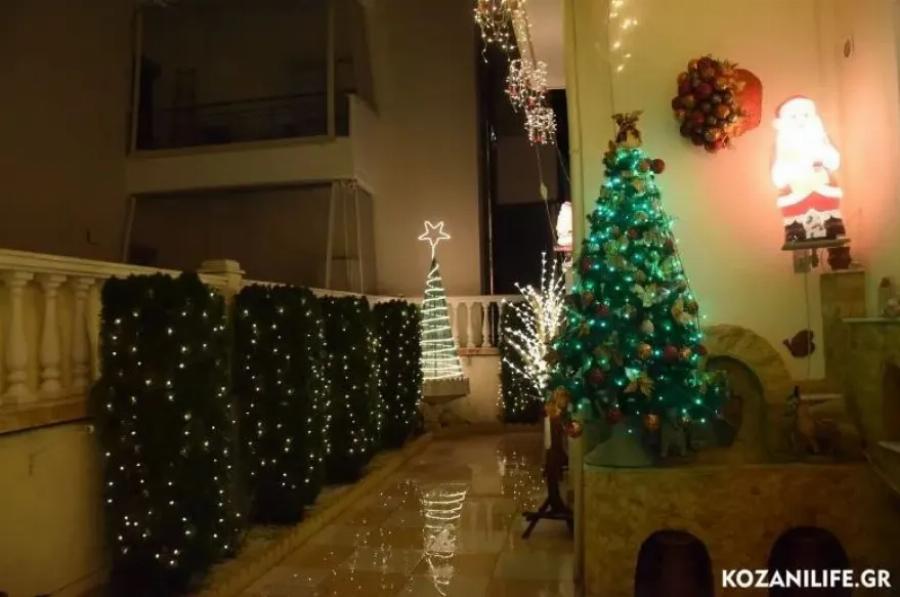 Βγαλμένο από Χριστουγεννιάτικο παραμύθι: Το πιο λαμπερό σπίτι στη Κοζάνη φωταγωγήθηκε με 10.000 λαμπιόνια