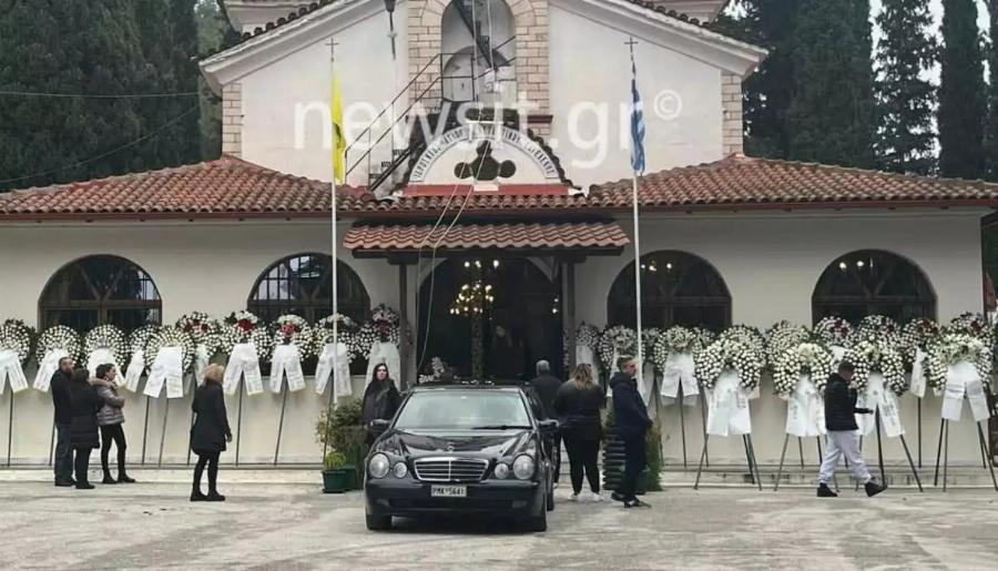 Δάκρυσε και ο Θεός: Κρύφτηκε η εκκλησία από τα στεφάνια στη κηδεία του 11χρονου Βασίλη, τραγικές φιγούρες οι γονείς