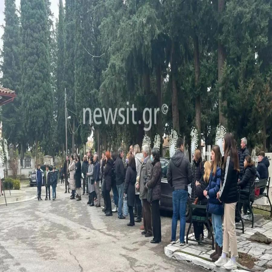 Δάκρυσε και ο Θεός: Κρύφτηκε η εκκλησία από τα στεφάνια στη κηδεία του 11χρονου Βασίλη, τραγικές φιγούρες οι γονείς