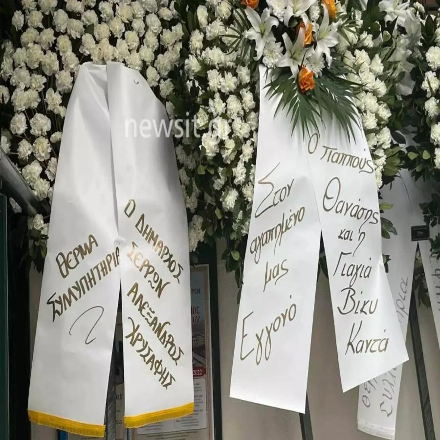 Δάκρυσε και ο Θεός: Κρύφτηκε η εκκλησία από τα στεφάνια στη κηδεία του 11χρονου Βασίλη, τραγικές φιγούρες οι γονείς