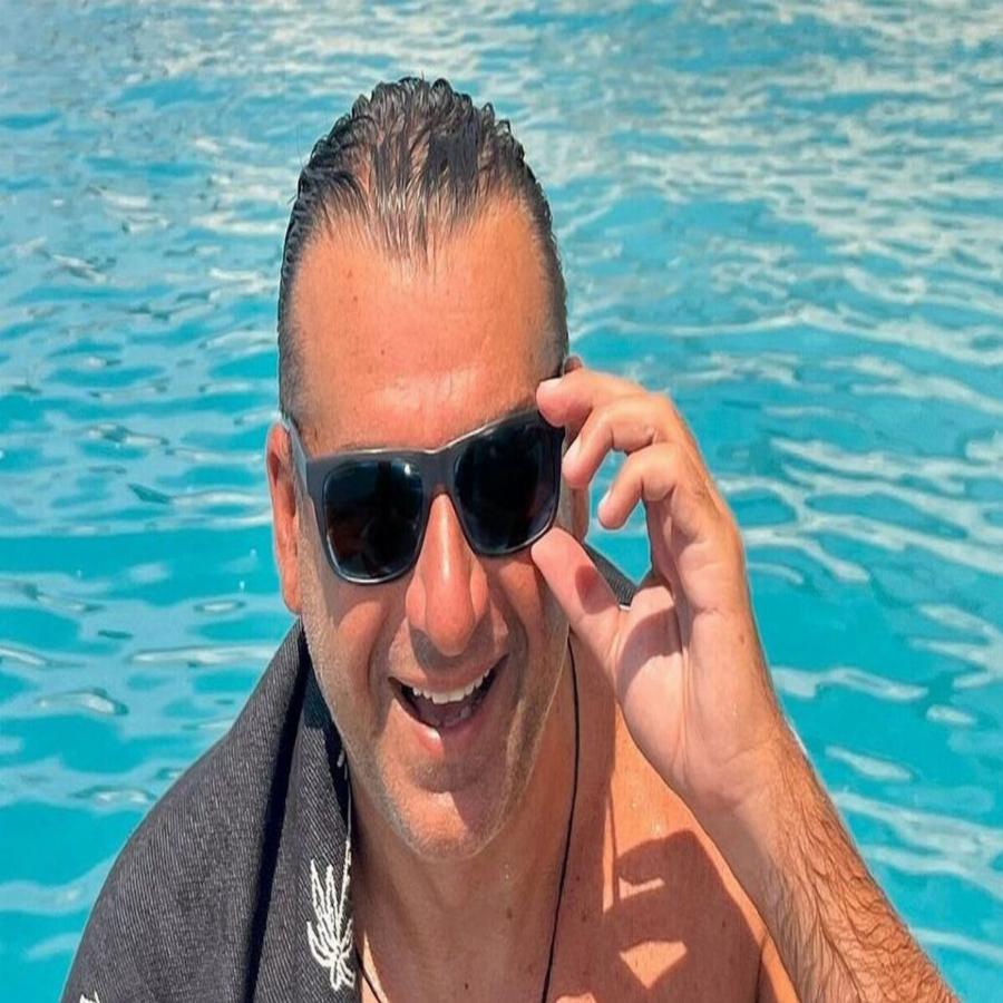 Χειμερινός κολυμβητής ο Γιώργος Λιάγκας: Εύχεται «Καλά Χριστούγεννα» μέσα από τη θάλασσα