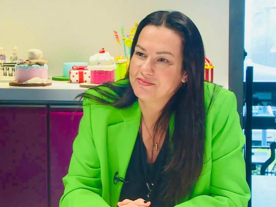 Μάνια Ντέλου: Το μόντελινγκ από τα 13, η σχέση με τον Αντώνη Κανάκη, ο γάμος, τα δύο παιδιά και η στροφή στην καριέρα της