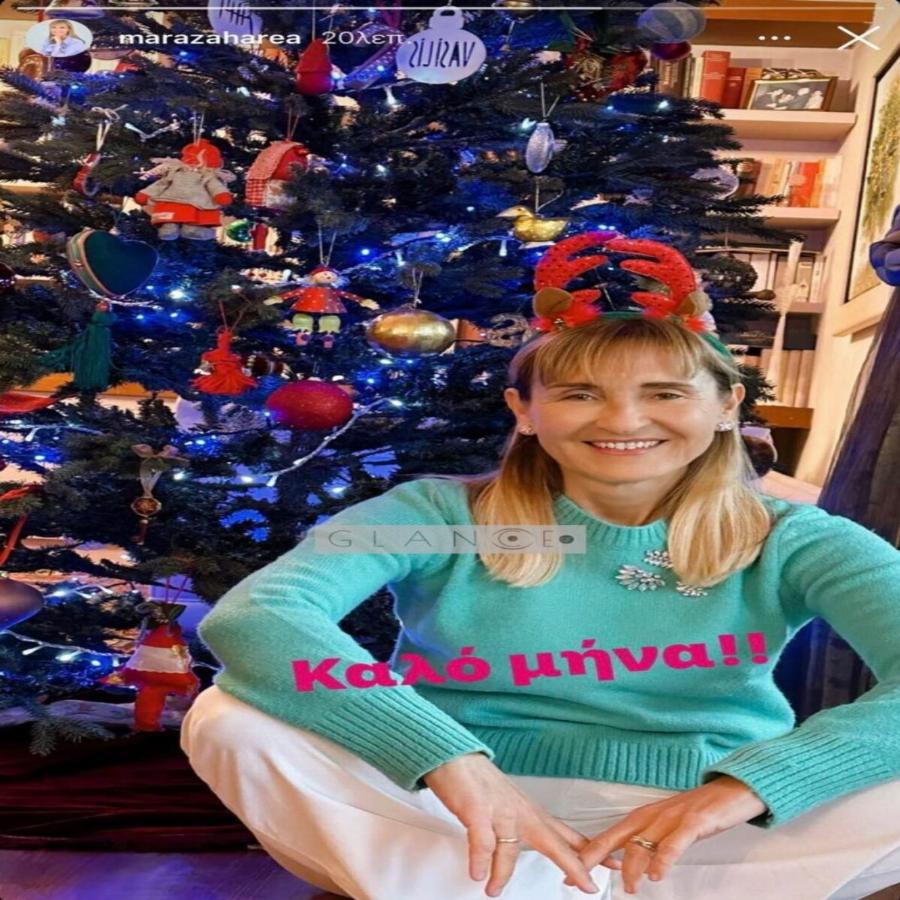 Σε γιορτινή διάθεση η Μάρα Ζαχαρέα: Ποζάρει μπροστά στο πανύψηλο χριστουγεννιάτικο δέντρο στο αρχοντικό σαλόνι της