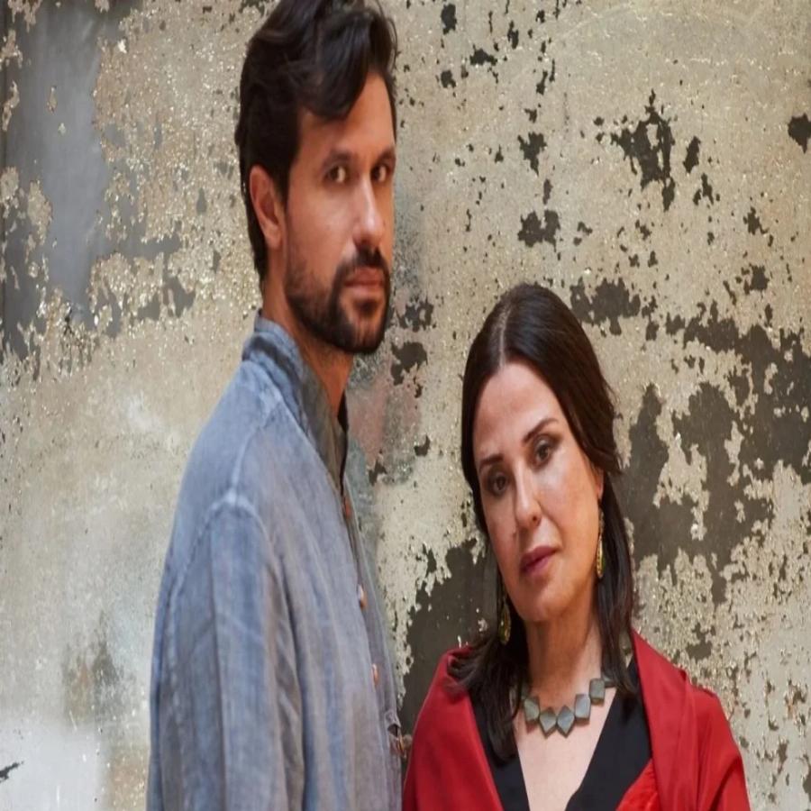 Αγκαλιά δίπλα στο χριστουγεννιάτικο δέντρο, 32 χρόνια πριν: Η σπάνια φωτογραφία της Μαρίας Τζομπανάκη με τον Ορφέα Αυγουστίδη