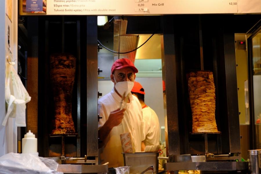Η ακρίβεια «χτυπάει» το σουβλάκι: Λουκέτο και κατεβασμένα ρολά στα σουβλατζίδικα