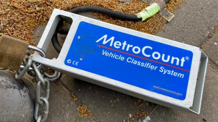 Έχουν γεμίσει οι δρόμοι της Αθήνας: Τι είναι αυτά τα μαύρα καλώδια που μοιάζουν με εμπόδια στο δρόμο