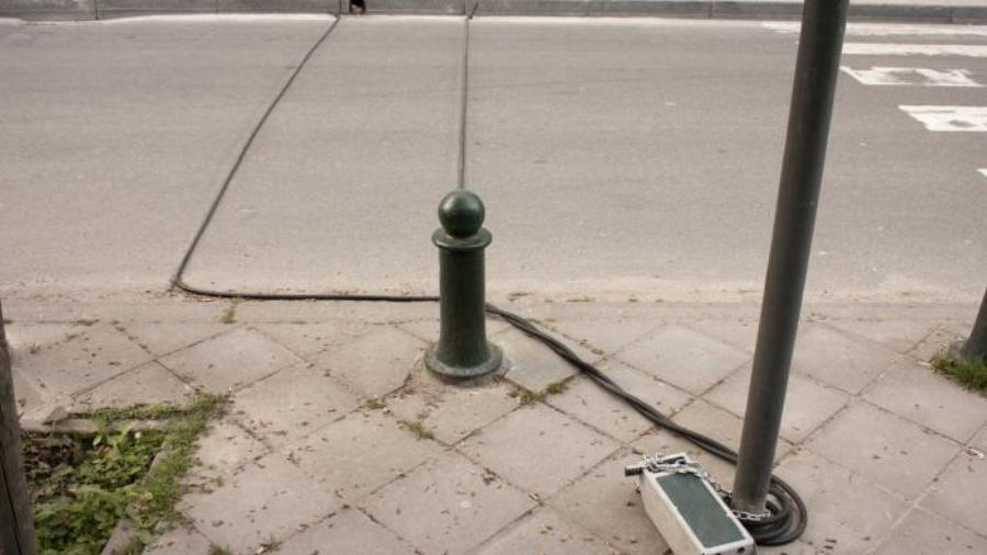 Έχουν γεμίσει οι δρόμοι της Αθήνας: Τι είναι αυτά τα μαύρα καλώδια που μοιάζουν με εμπόδια στο δρόμο