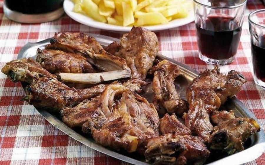 «Σαρώνουν» τα παϊδάκια: Τέσσερα ελληνικά φαγητά βρέθηκαν στη λίστα με τα 50 καλύτερα για το 2022