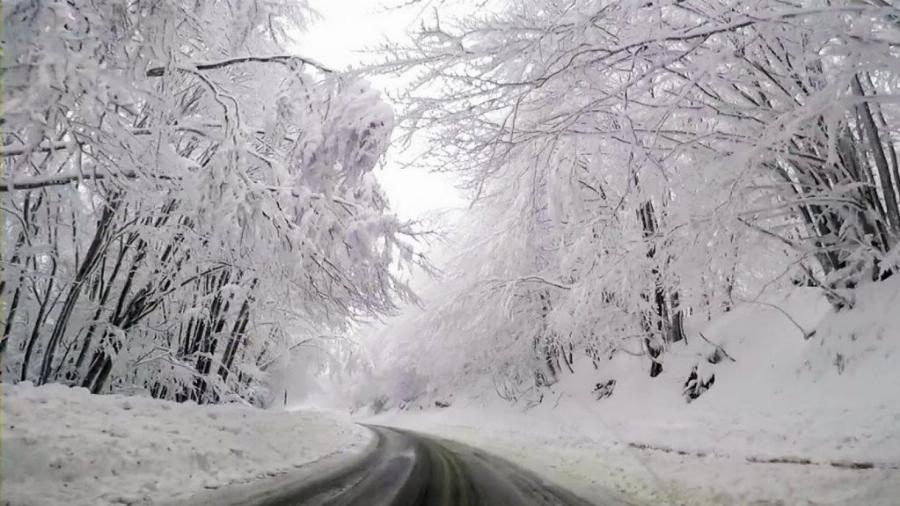 Ο χιονισμένος δρόμος της Ελλάδας που μάγεψε ολόκληρο τον πλανήτη -Το βίντεο που δεν θα πιστεύετε ότι γυρίστηκε στη χώρα μας
