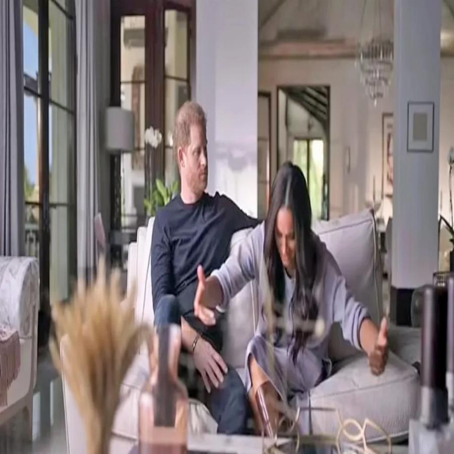 Η στιγμή που ο Χάρι έμεινε άναυδος: Η Μέγκαν κοροϊδεύει τη βασίλισσα δείχνοντας πως της υποκλίθηκε