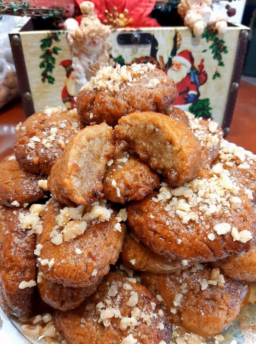 Μπισκοτένια απέξω, σαν λουκούμι από μέσα: Το μυστικό στα μελομακάρονα του Άκη Πετρετζίκη