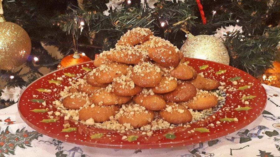 Το μυστικό για να βγουν πεντανόστιμα: Η πιο δημοφιλής συνταγή για τα μελομακάρονα είναι από τον Άκη Πετρετζίκη