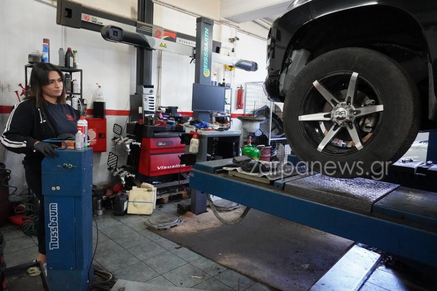 Μόλις 20 έτων και καταρρίπτει μύθους: Η νεότερη γυναίκα μηχανικός αυτοκινήτων σε συνεργείο στα Χανιά