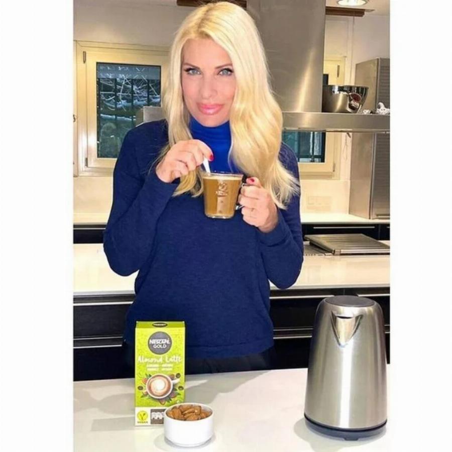 Μοσχομύρισε το σπίτι της Χριστούγεννα: Η Ελένη Μενεγάκη μαγειρεύει και όλοι προσέξαμε την μοντέρνα κουζίνα της