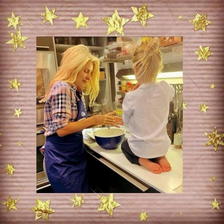 Μοσχομύρισε το σπίτι της Χριστούγεννα: Η Ελένη Μενεγάκη μαγειρεύει και όλοι προσέξαμε την μοντέρνα κουζίνα της