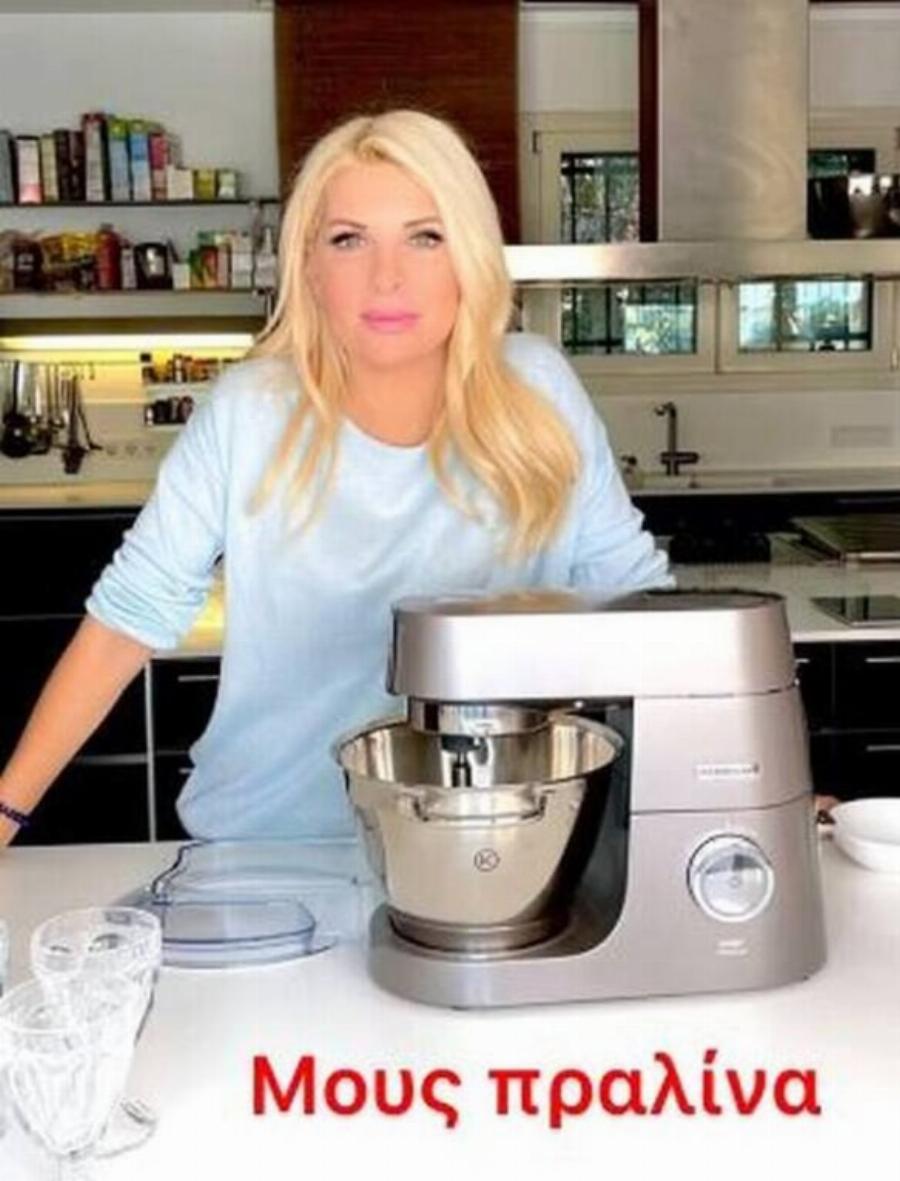 Μοσχομύρισε το σπίτι της Χριστούγεννα: Η Ελένη Μενεγάκη μαγειρεύει και όλοι προσέξαμε την μοντέρνα κουζίνα της