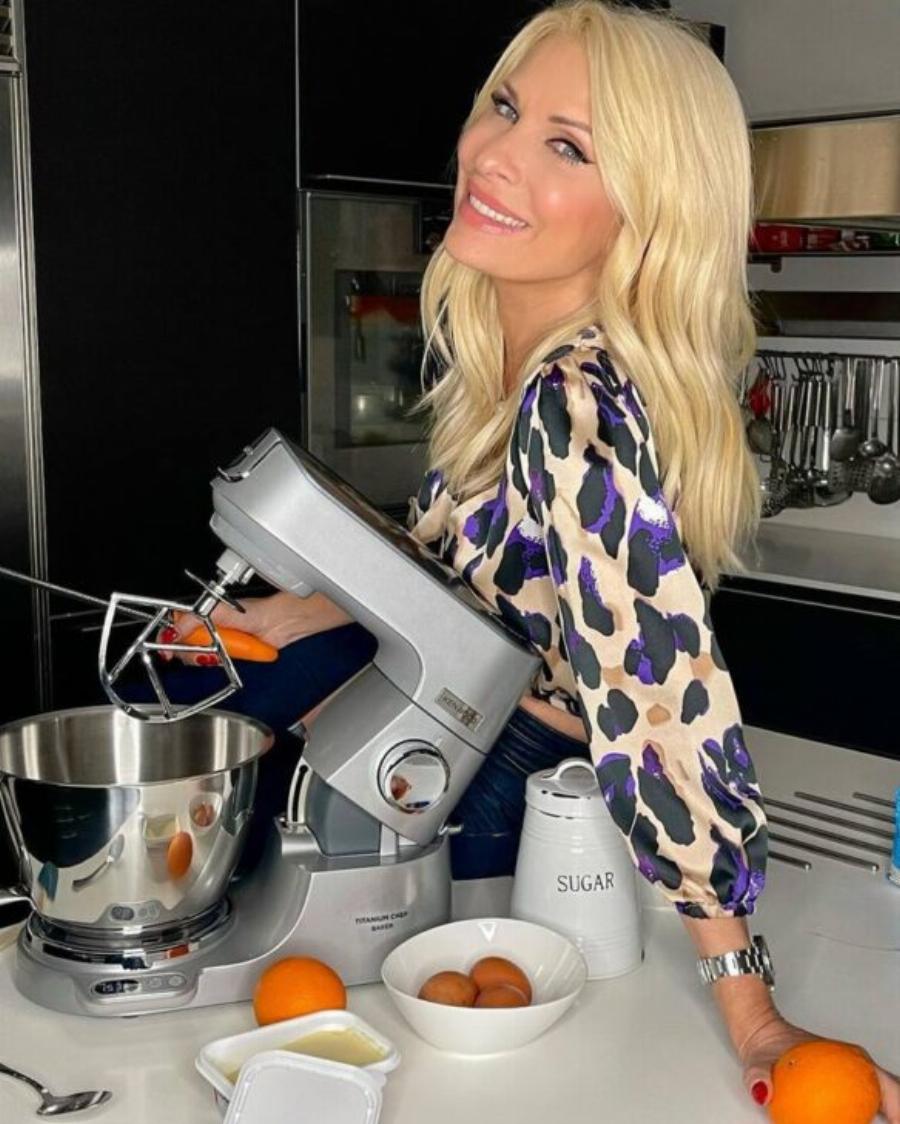 Μοσχομύρισε το σπίτι της Χριστούγεννα: Η Ελένη Μενεγάκη μαγειρεύει και όλοι προσέξαμε την μοντέρνα κουζίνα της