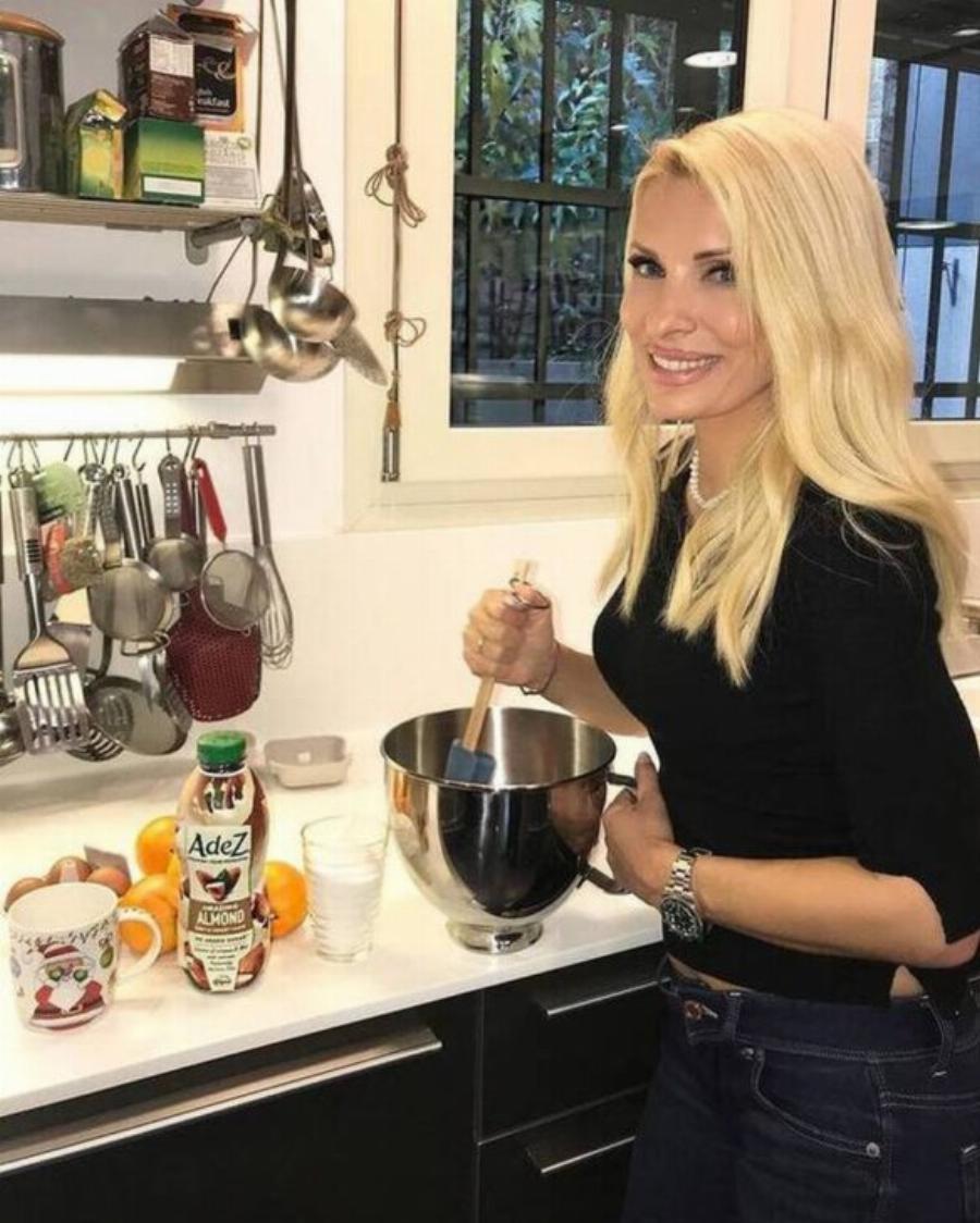 Μοσχομύρισε το σπίτι της Χριστούγεννα: Η Ελένη Μενεγάκη μαγειρεύει και όλοι προσέξαμε την μοντέρνα κουζίνα της