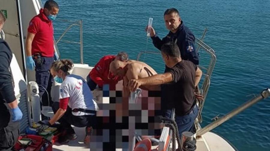 Συγκλονίζει ο αστυνομικός που βούτηξε στη θάλασσα για να σώσει τους ναυαγούς: «Θυμάμαι ότι ακούμπησα το μπράτσο του και ήταν “πέτρα”»