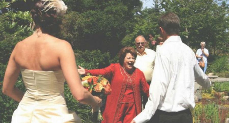 Παντρεύτηκα γυναίκα χωρίς λεφτά και με ξέγραψαν η μητέρα και ο αδερφός μου, δεν μας θέλουν ούτε στις γιορτές