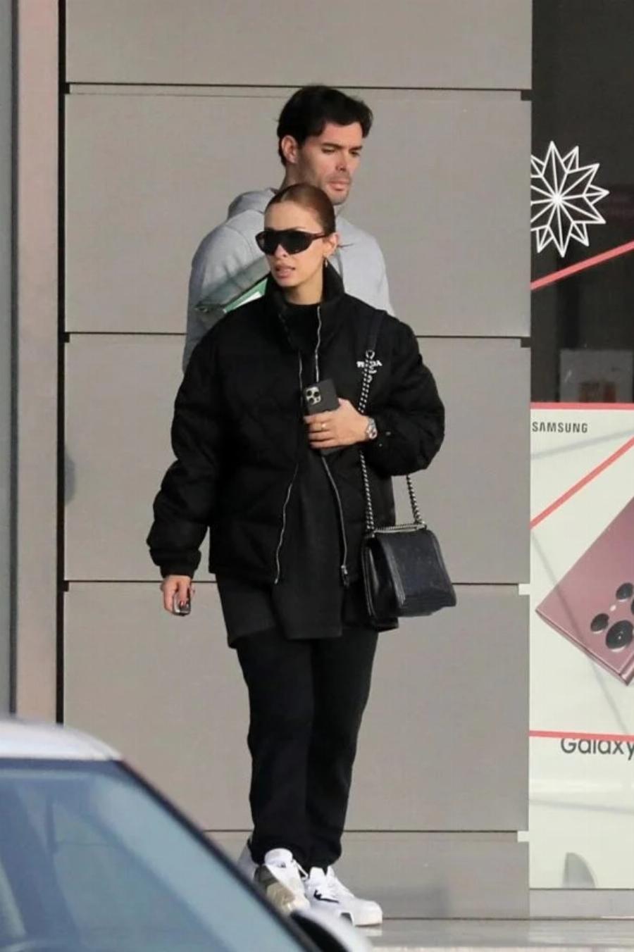 Ντυμένη στα μαύρα και με φουσκωμένη την κοιλιά: Σούσουρο με την Ελένη Φουρέιρα που απαθανατίστηκε στα νότια προάστια