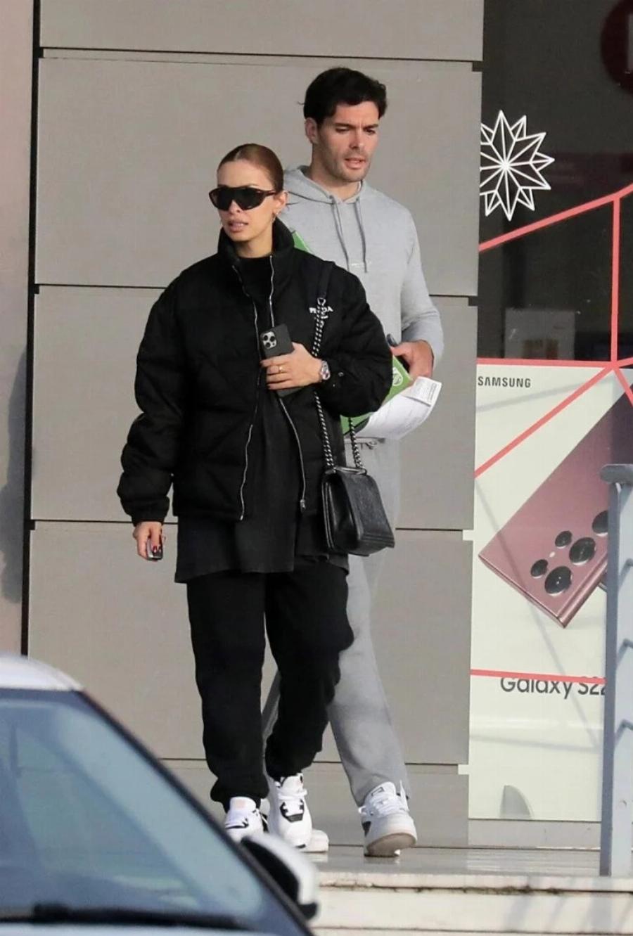 Ντυμένη στα μαύρα και με φουσκωμένη την κοιλιά: Σούσουρο με την Ελένη Φουρέιρα που απαθανατίστηκε στα νότια προάστια