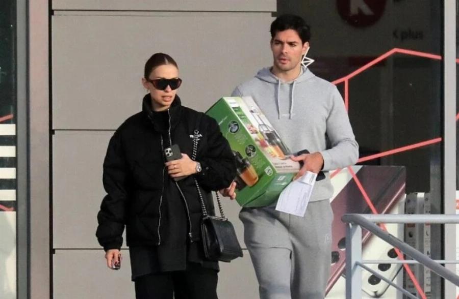 Ντυμένη στα μαύρα και με φουσκωμένη την κοιλιά: Σούσουρο με την Ελένη Φουρέιρα που απαθανατίστηκε στα νότια προάστια