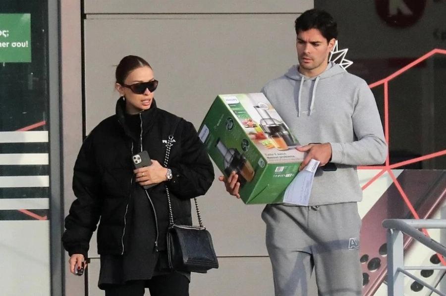 Ντυμένη στα μαύρα και με φουσκωμένη την κοιλιά: Σούσουρο με την Ελένη Φουρέιρα που απαθανατίστηκε στα νότια προάστια