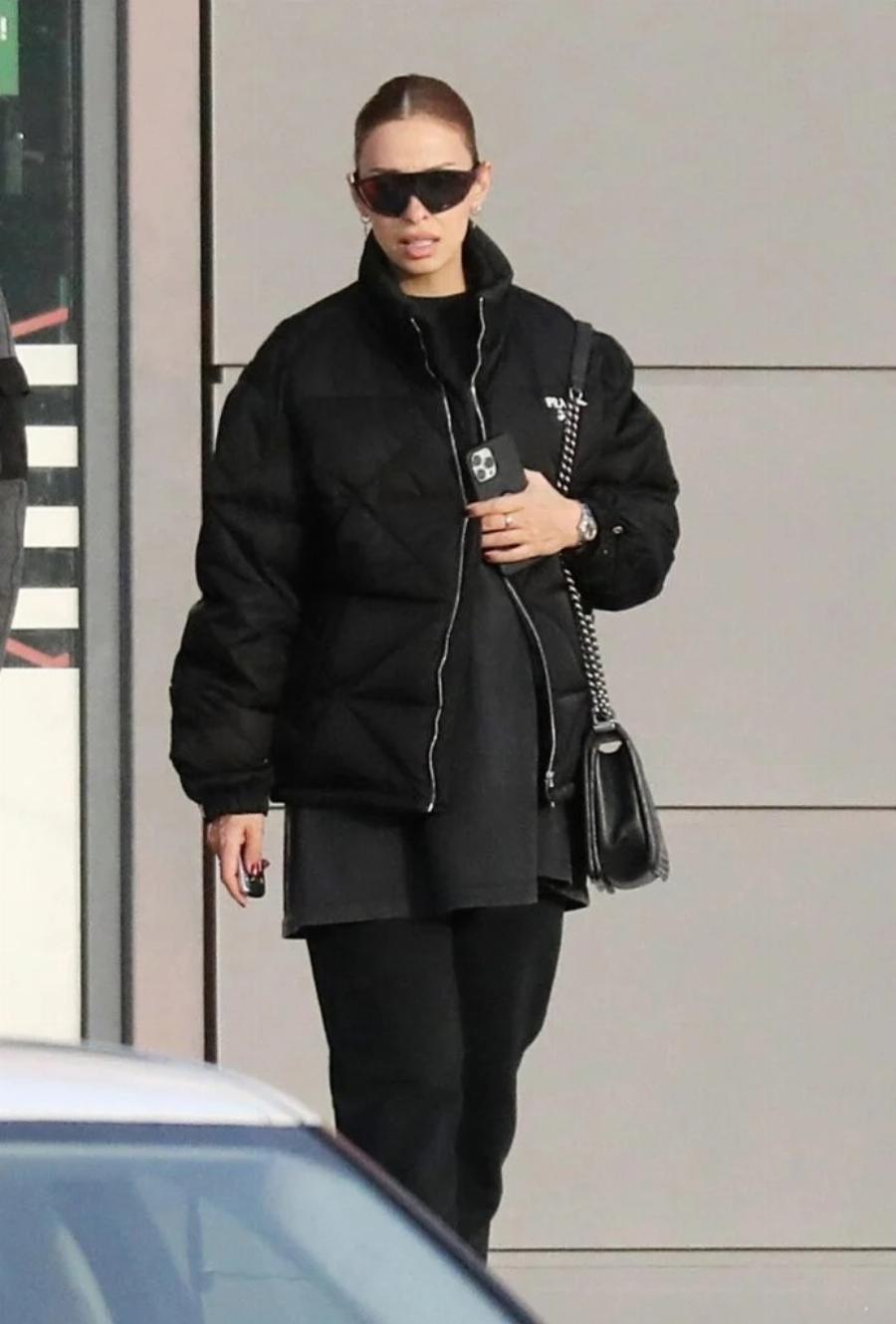 Ντυμένη στα μαύρα και με φουσκωμένη την κοιλιά: Σούσουρο με την Ελένη Φουρέιρα που απαθανατίστηκε στα νότια προάστια