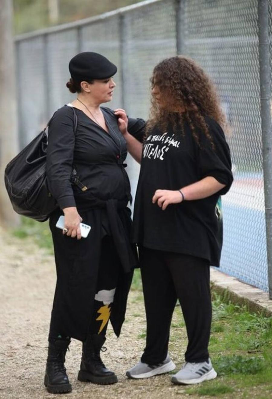 Συγκίνηση για τις 4 λέξεις που έγραφε η μπλούζα του: Η Νένα Χρονοπούλου με τον γιο της σε συναυλία και το σημαντικό μήνυμα