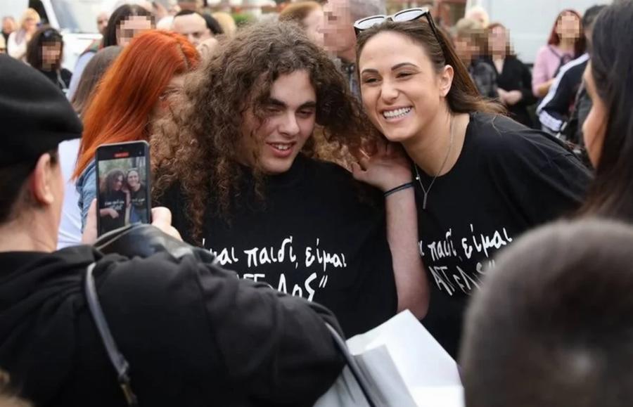 Συγκίνηση για τις 4 λέξεις που έγραφε η μπλούζα του: Η Νένα Χρονοπούλου με τον γιο της σε συναυλία και το σημαντικό μήνυμα