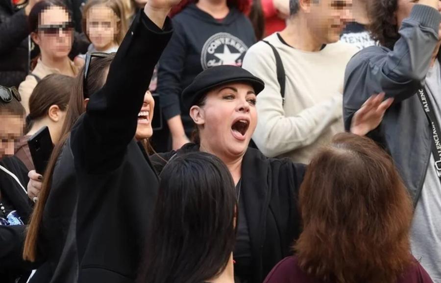 Συγκίνηση για τις 4 λέξεις που έγραφε η μπλούζα του: Η Νένα Χρονοπούλου με τον γιο της σε συναυλία και το σημαντικό μήνυμα