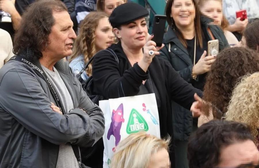 Συγκίνηση για τις 4 λέξεις που έγραφε η μπλούζα του: Η Νένα Χρονοπούλου με τον γιο της σε συναυλία και το σημαντικό μήνυμα