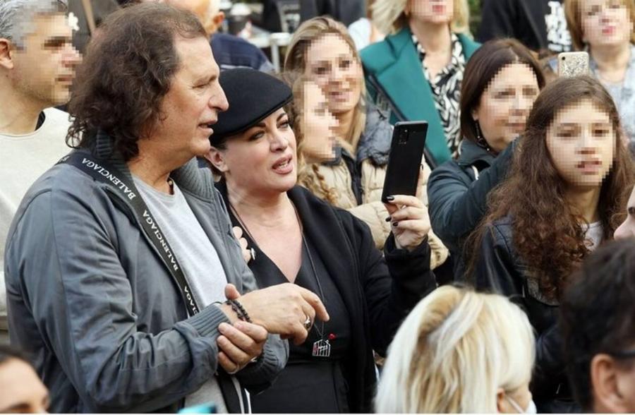 Συγκίνηση για τις 4 λέξεις που έγραφε η μπλούζα του: Η Νένα Χρονοπούλου με τον γιο της σε συναυλία και το σημαντικό μήνυμα