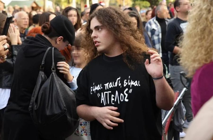 Συγκίνηση για τις 4 λέξεις που έγραφε η μπλούζα του: Η Νένα Χρονοπούλου με τον γιο της σε συναυλία και το σημαντικό μήνυμα