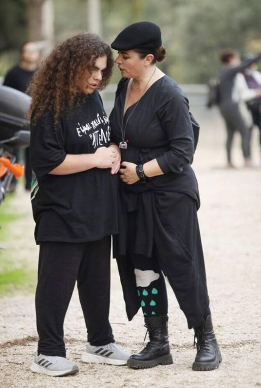 Συγκίνηση για τις 4 λέξεις που έγραφε η μπλούζα του: Η Νένα Χρονοπούλου με τον γιο της σε συναυλία και το σημαντικό μήνυμα