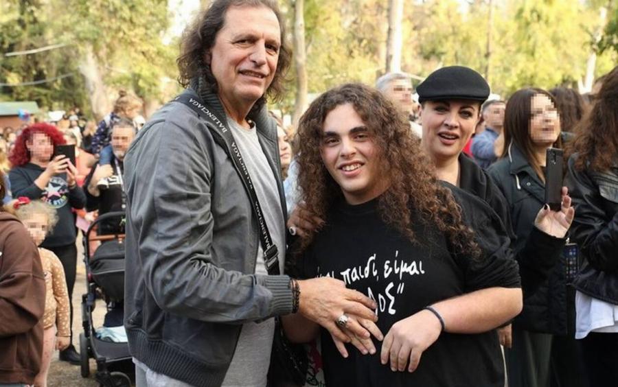 Συγκίνηση για τις 4 λέξεις που έγραφε η μπλούζα του: Η Νένα Χρονοπούλου με τον γιο της σε συναυλία και το σημαντικό μήνυμα
