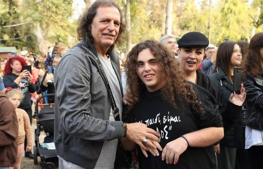 Συγκίνηση για τις 4 λέξεις που έγραφε η μπλούζα του: Η Νένα Χρονοπούλου με τον γιο της σε συναυλία και το σημαντικό μήνυμα