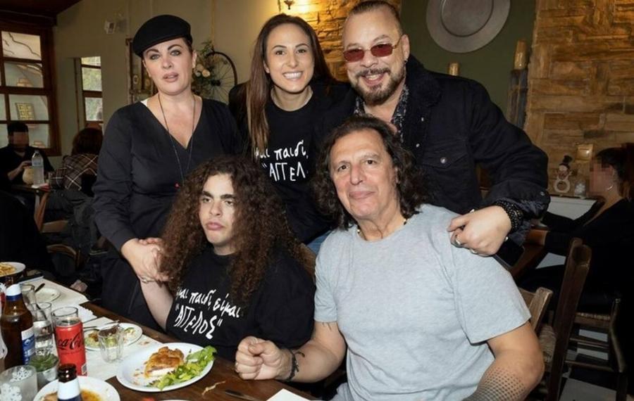 Συγκίνηση για τις 4 λέξεις που έγραφε η μπλούζα του: Η Νένα Χρονοπούλου με τον γιο της σε συναυλία και το σημαντικό μήνυμα