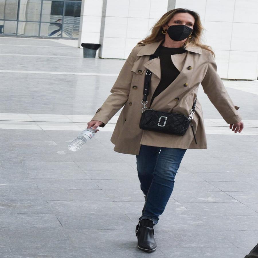 Είπε μόνο 4 λέξεις: Η πρώτη αντίδραση της Εβελίνας Παπούλια στην κάμερα μετά το δικαστήριο για τον Πέτρο Φιλιππίδη