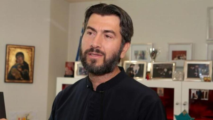 Δύσκολες στιγμές για τον Πατέρα Αντώνιο: Γιατρός εξέτασε «το άρρωστο παιδί του στο αυτοκίνητο» μετά από τον «εξοστρακισμό»