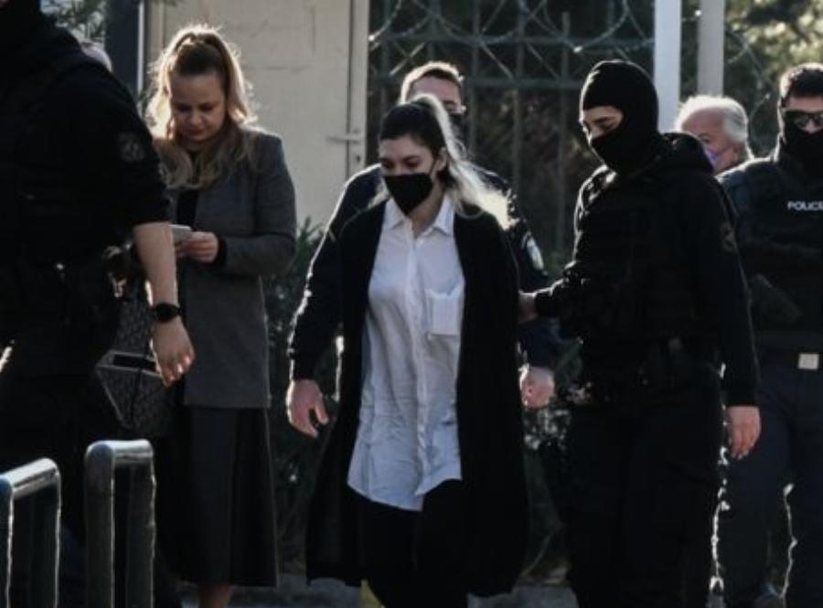 Έχει μείνει μισή σαν σκιά του ευατού της: Η σημερινή εμφάνιση της Πισπιρίγκου στα δικαστήρια για την απολογία των θανάτων Μαλένας – Ίριδας