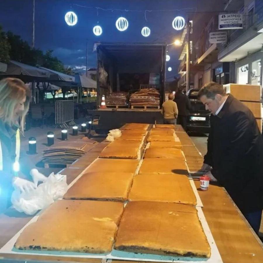 Με 7 τόνους γλυκιές ευχές: Η μεγαλύτερη βασιλόπιτα του κόσμου θα κοπεί στον δήμο Περιστερίου και πάει για ρεκόρ Γκίνες
