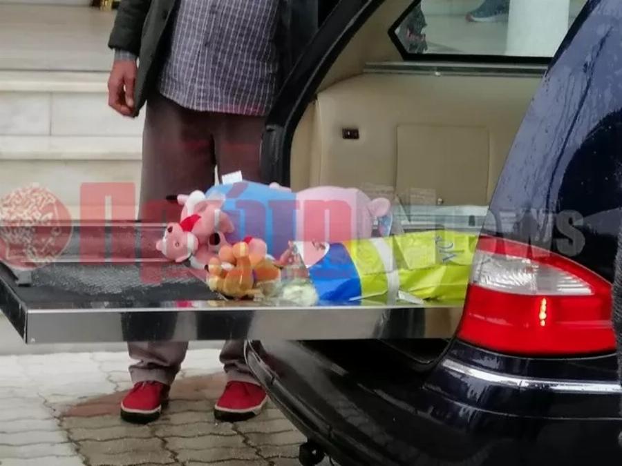 Πλέον βρίσκεται στη γειτονιά των αγγέλων: Σπαραγμός στην κηδεία του 5χρονου που πέθανε στη φωτιά στον Κολωνό