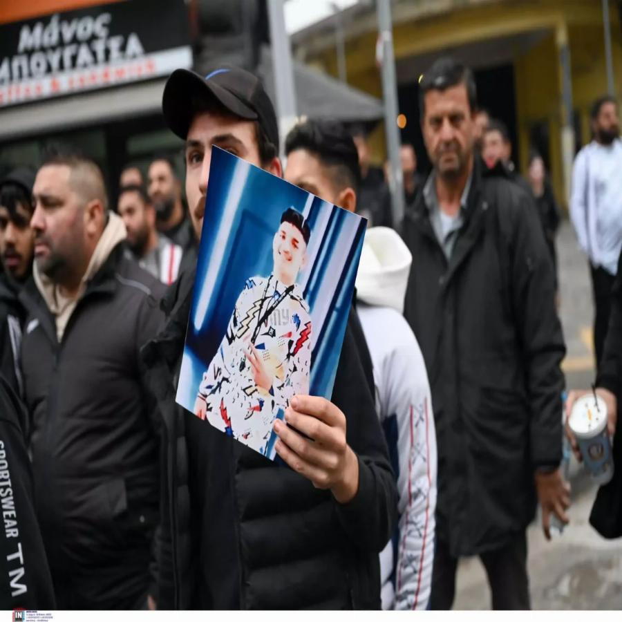 «Σήμερα θρηνούμε, δεν διαδηλώνουμε»: Ψυχραιμία συνιστούν οι πρόεδροι των Ρομά για τον θάνατο του 16χρονου