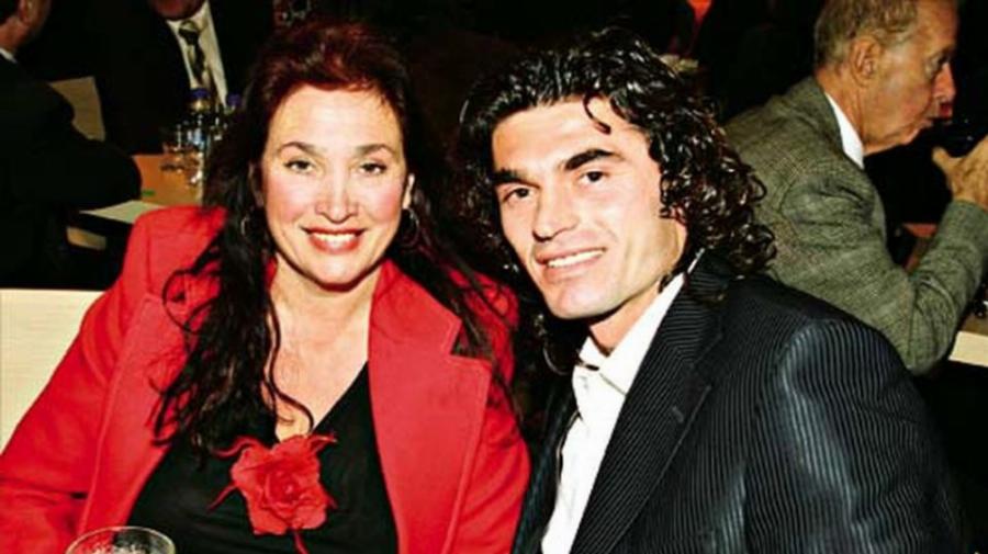 Πικρά μετανιωμένη η Ρούλα Βροχοπούλου: «Έκανα ρεζίλι τον γιο μου – Έπλενα τα πόδια του Φραν»